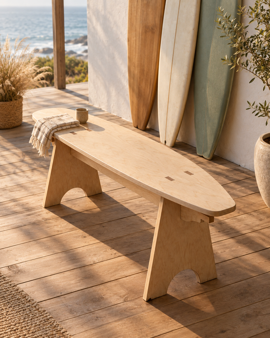 Banca ORILLA de abedul con forma de tabla de surf en una terraza costera, junto a tablas de surf