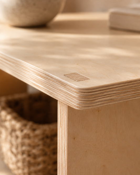 Detalle del plywood de abedul: lengüeta al ras y capas a la vista en el canto
