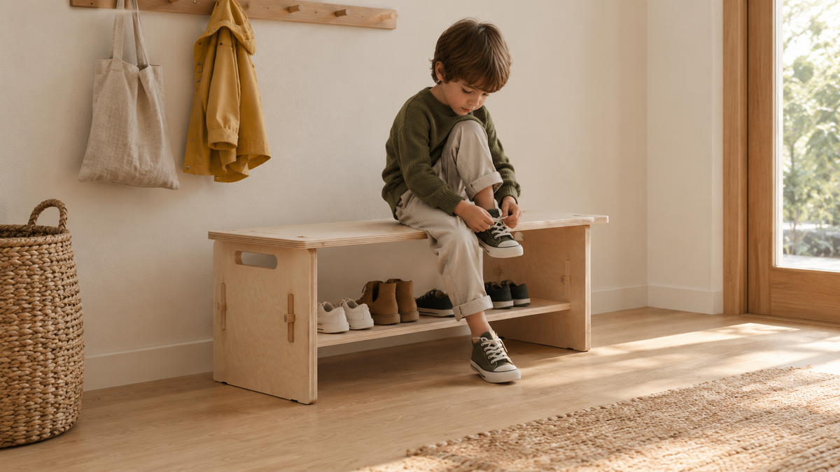 Banca UMBRAL de abedul en la entrada, niño atando sus zapatos